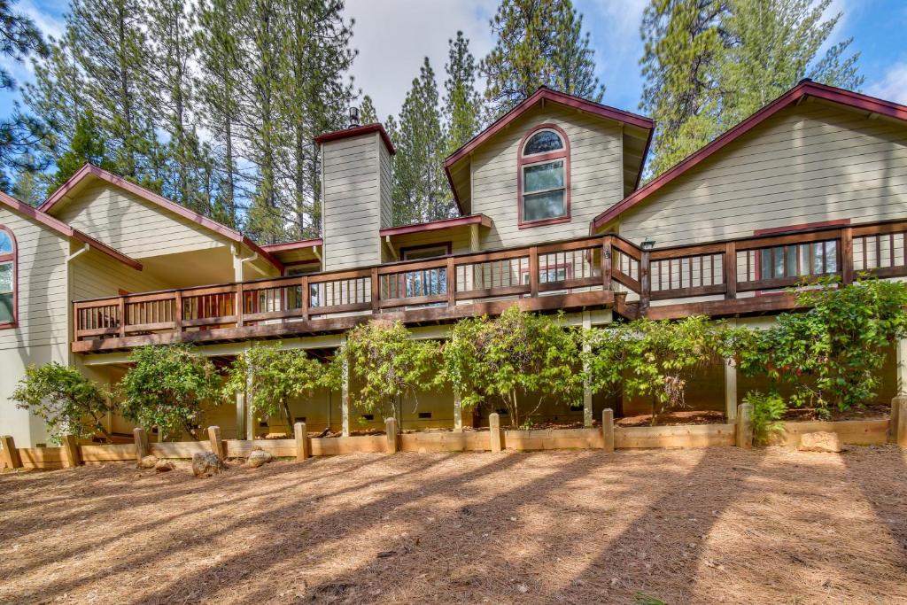 Cabin with Hot Tub - 4 Mi to Calaveras Big Trees!