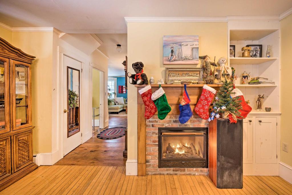 Vintage Farmhouse Near Sunday River Ski Slopes!