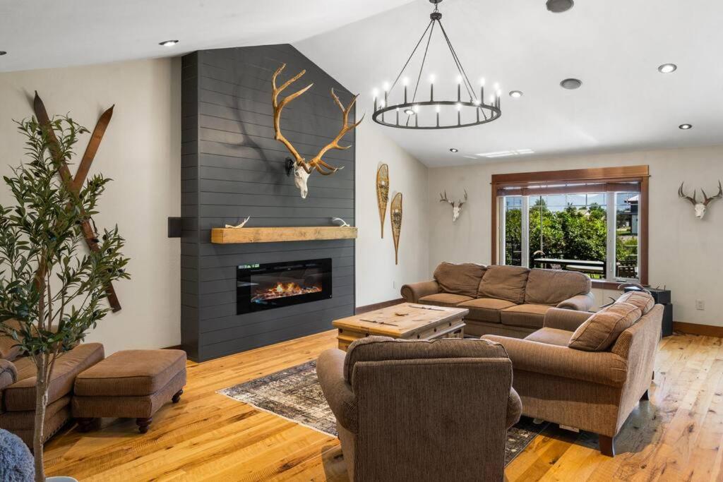 Sleep 14! Hot tub, Indoor Pickleball & Basketball Court